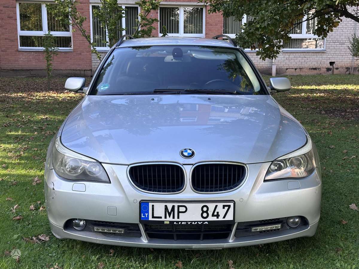 BMW 530 2004 — вигляд ззаду