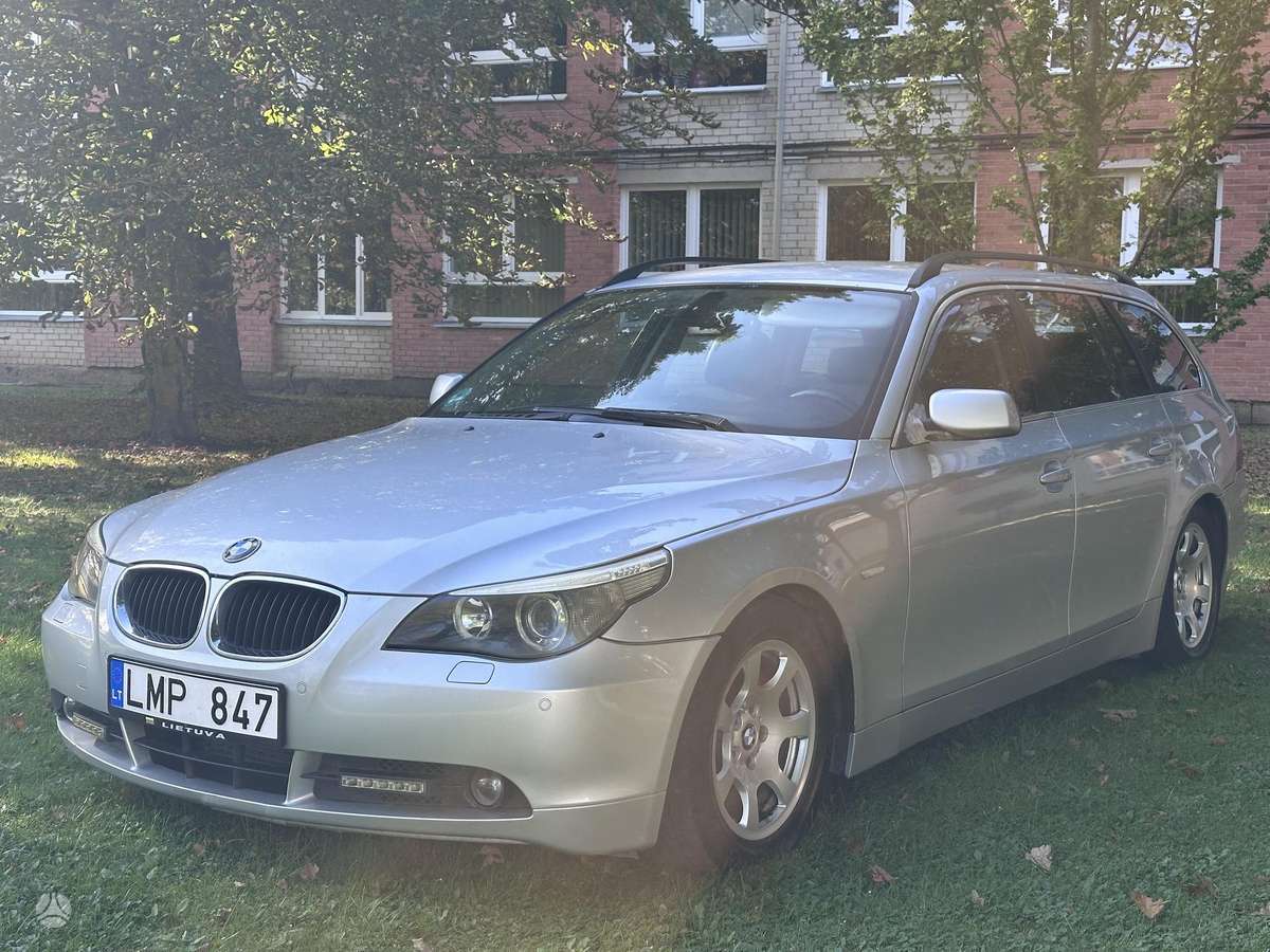 BMW 530 2004 — салон