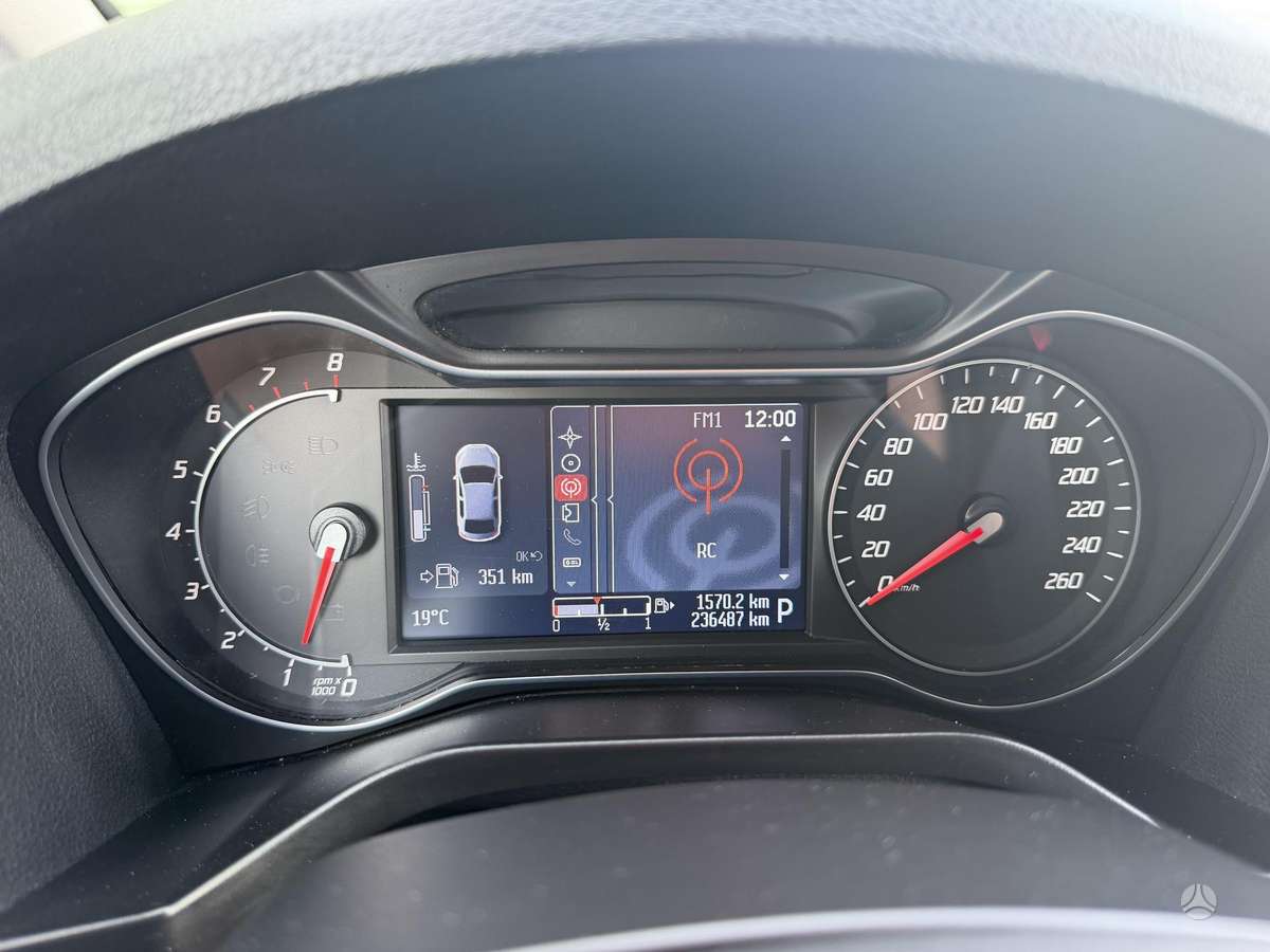 Ford Galaxy 2014 — photo 16