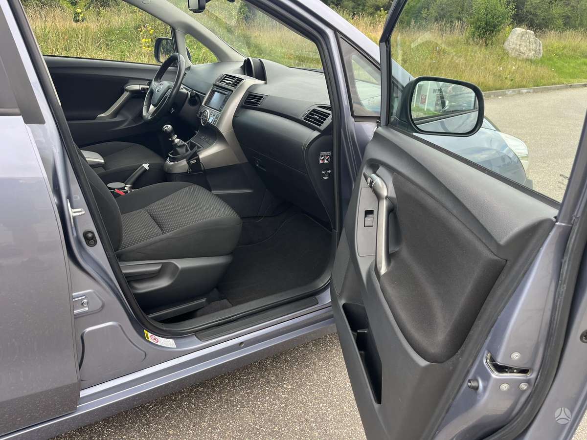 Toyota Verso 2010 — photo 17