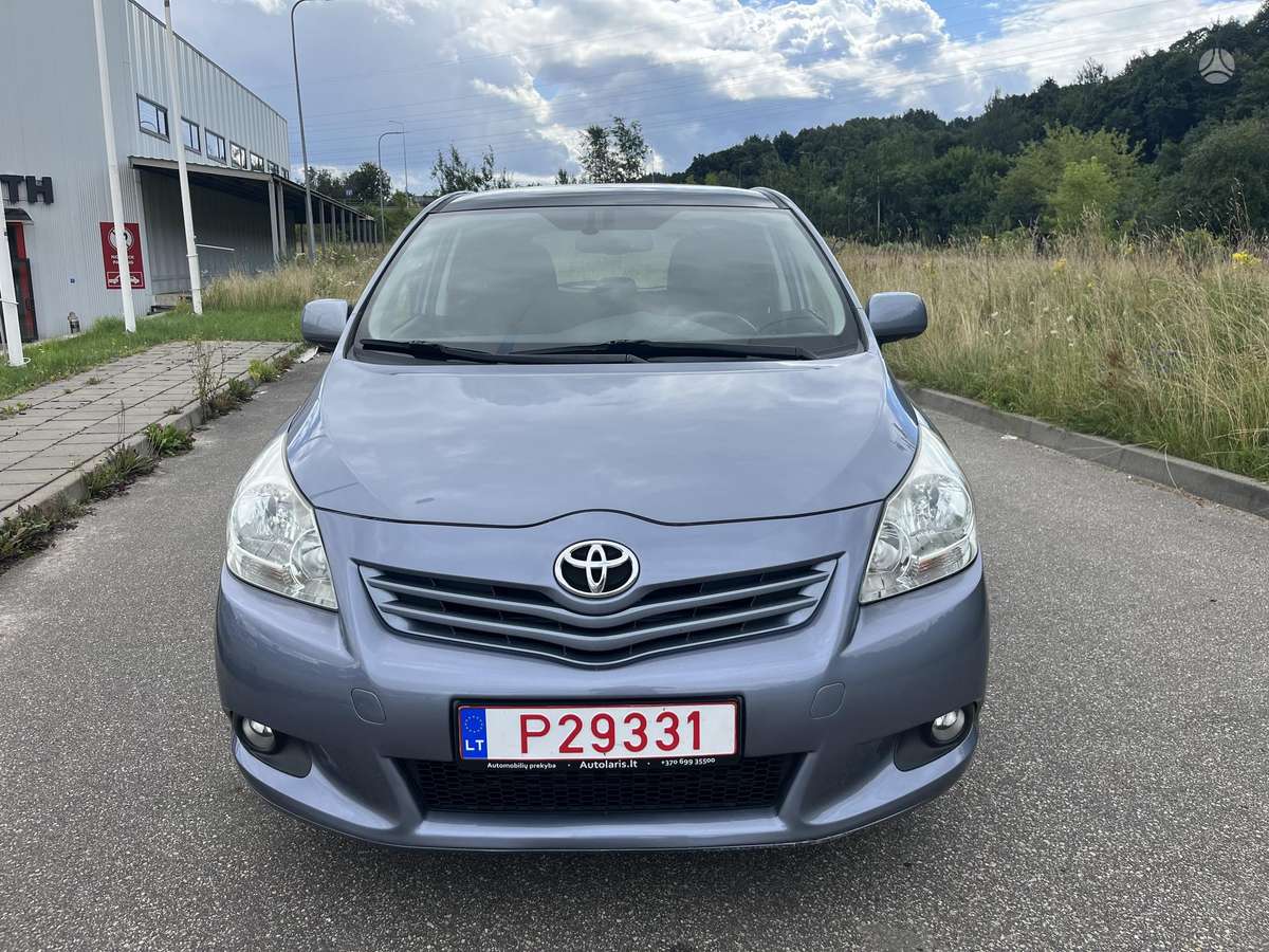Toyota Verso 2010 — rear view