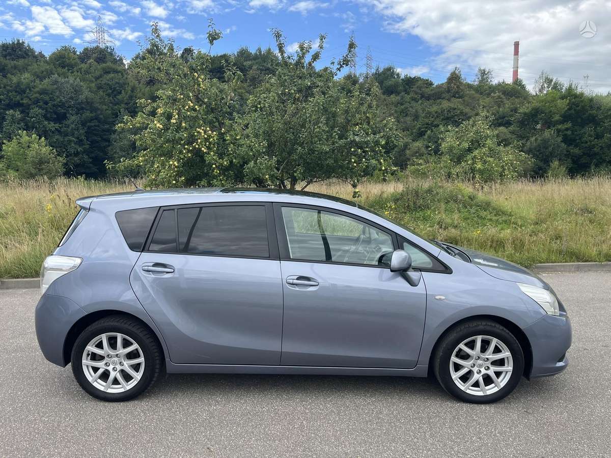 Toyota Verso 2010 — engine 1998 cm³, 126 HP (93kW)