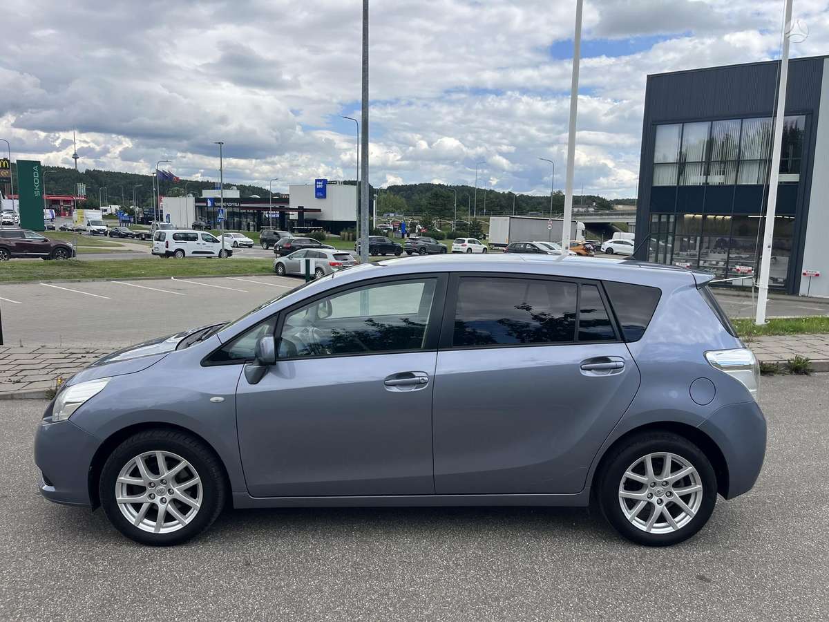 Toyota Verso 2010 — photo 8