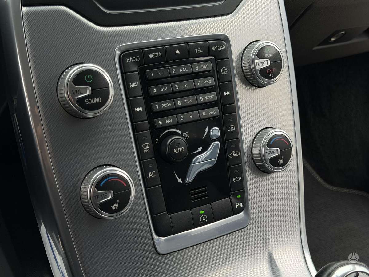 Volvo V70 2015 — photo 24