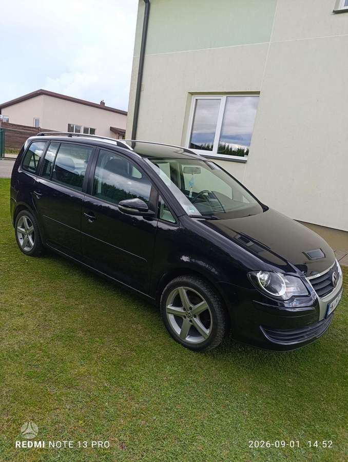 Volkswagen Touran 2010 — interior