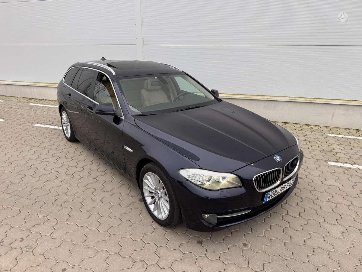 BMW 525 2010 — rear view