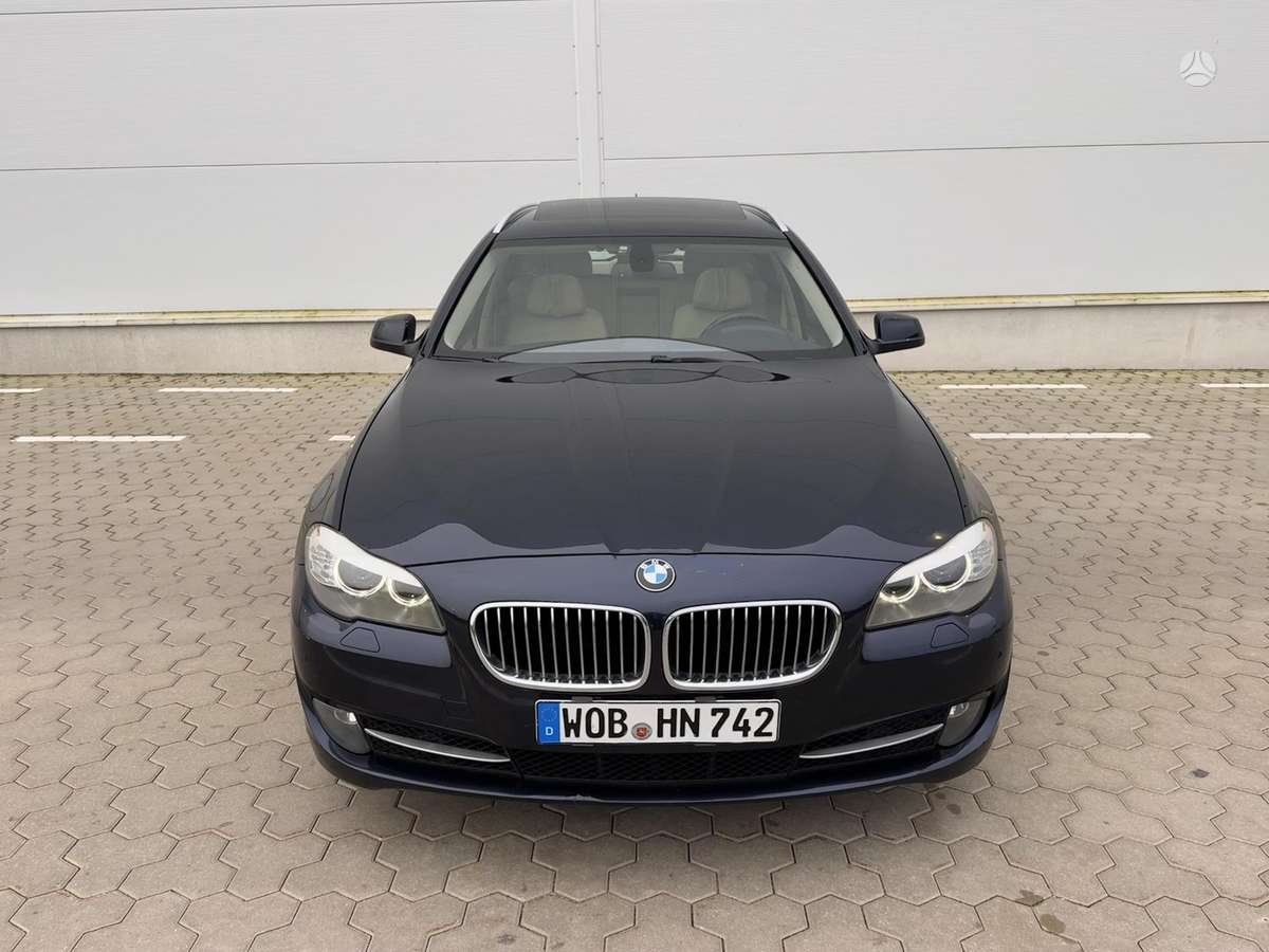 BMW 525 2010 — interior