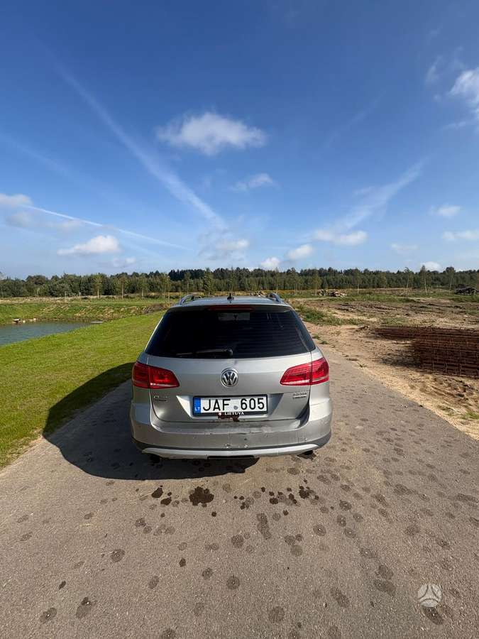Volkswagen Passat 2012 — rear view