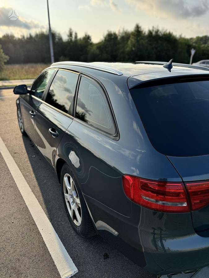 Audi A4 2009 — салон