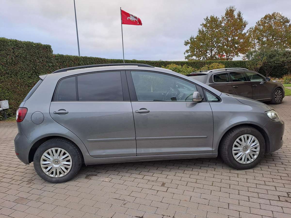 Volkswagen Golf 2009 — rear view