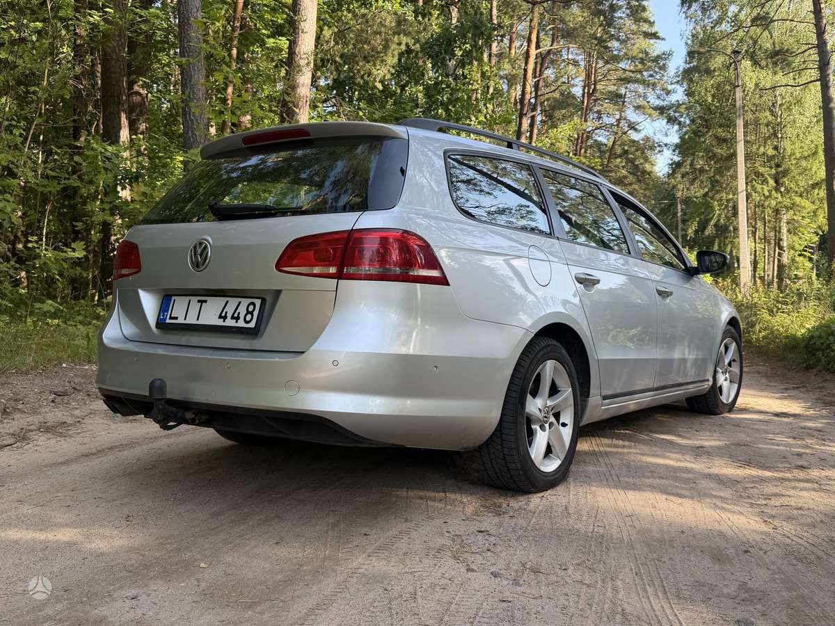 Volkswagen Passat 2011 — вигляд ззаду