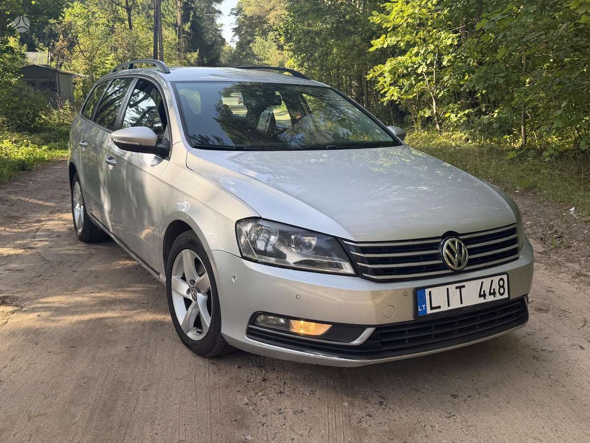 Volkswagen Passat 2011 — салон