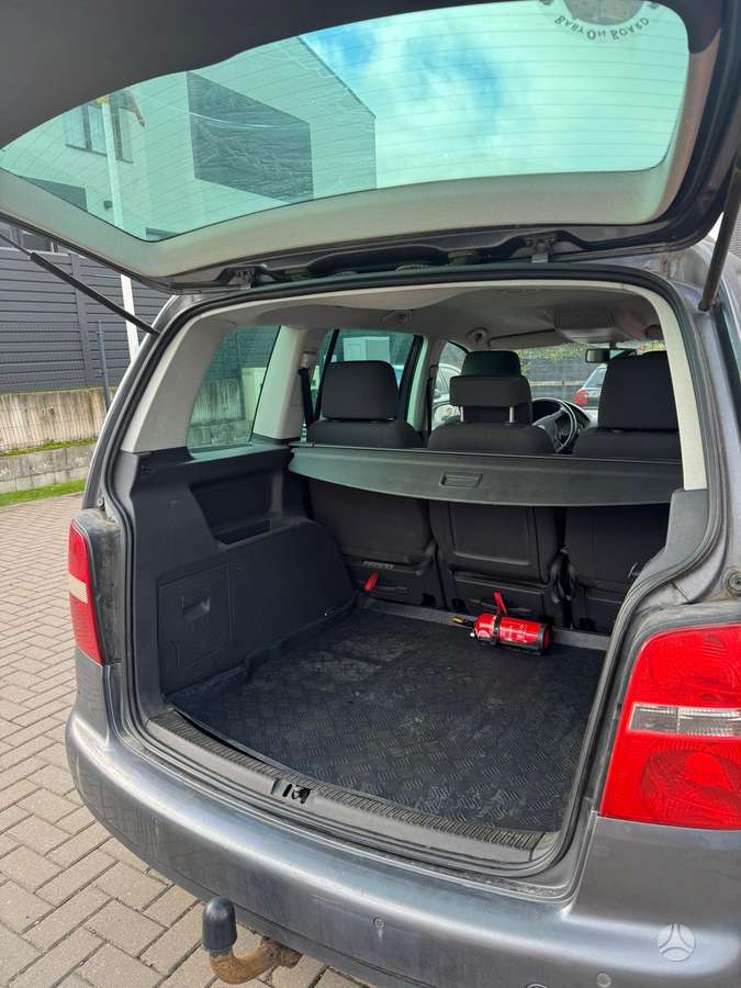 Volkswagen Touran 2006 — rear view