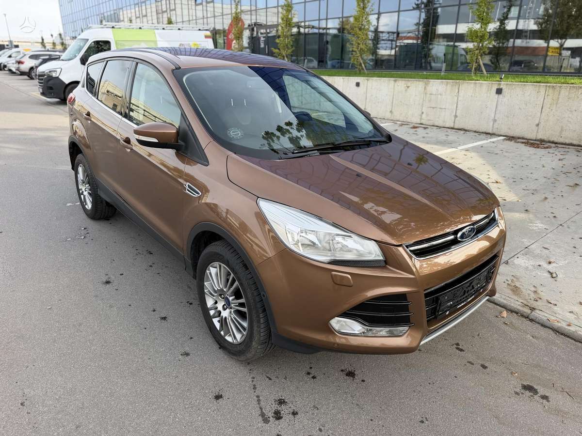 Ford Kuga 2015 — вигляд ззаду