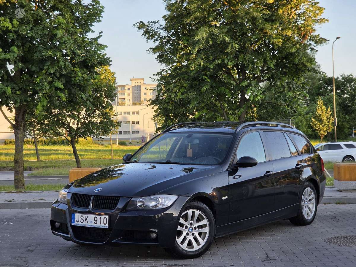 BMW 320 2006 — rear view