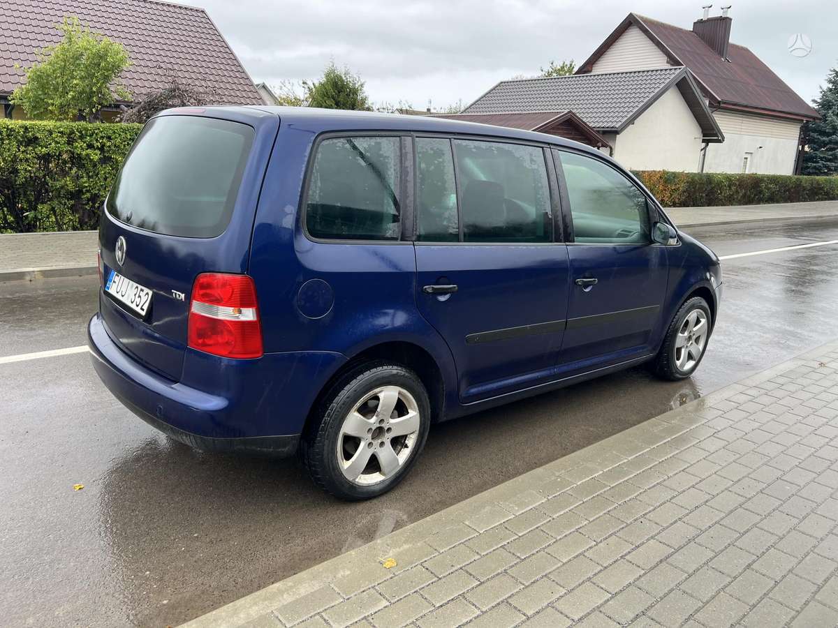 Volkswagen Touran 2004 — салон