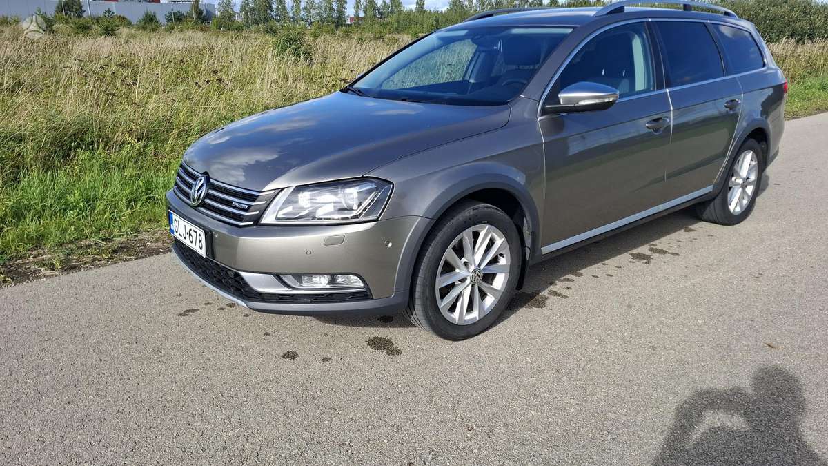 Volkswagen Passat 2014 — rear view