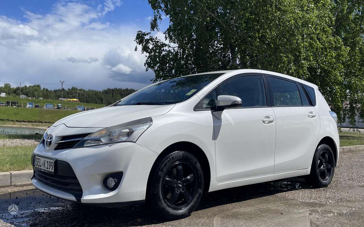 Toyota Verso 2013 — rear view