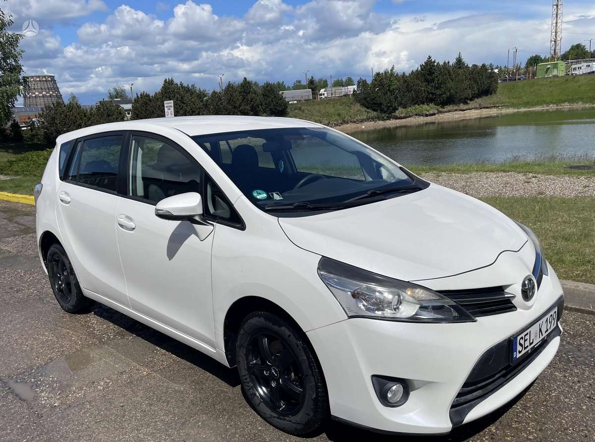 Toyota Verso 2013 — interior