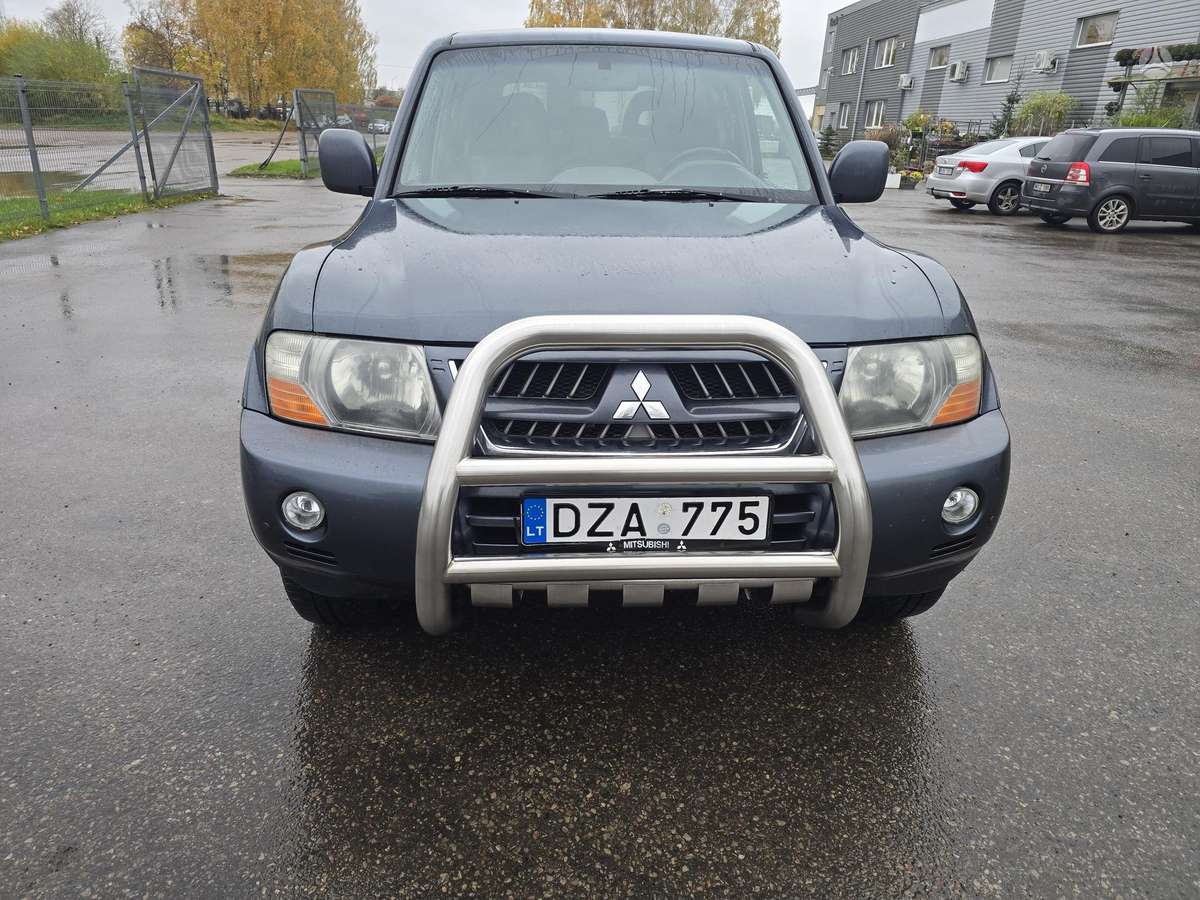 Mitsubishi Pajero 2006 — rear view
