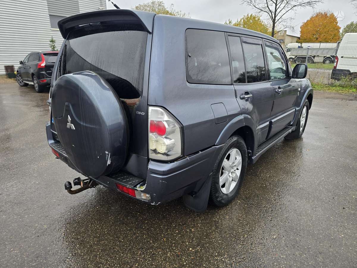 Mitsubishi Pajero 2006 — interior