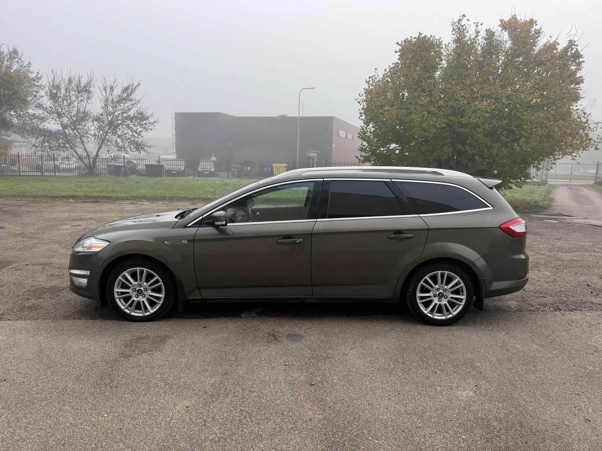Ford Mondeo 2011 — салон