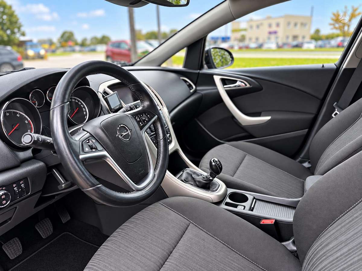 Opel Astra 2012 — фото 13