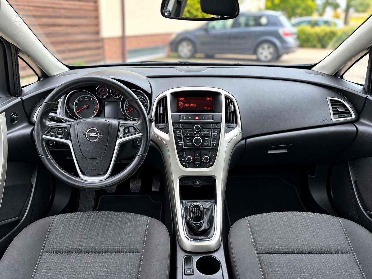 Opel Astra 2012 — фото 15