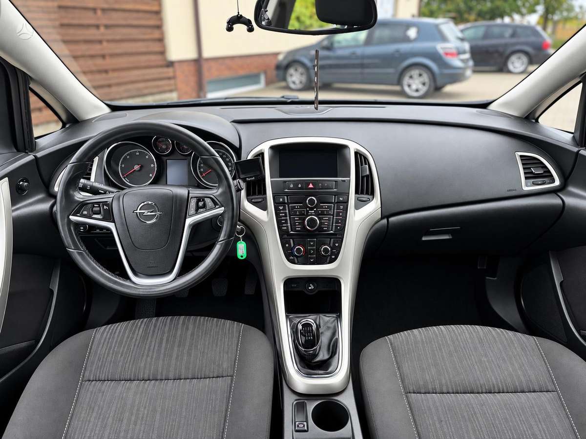 Opel Astra 2012 — фото 16