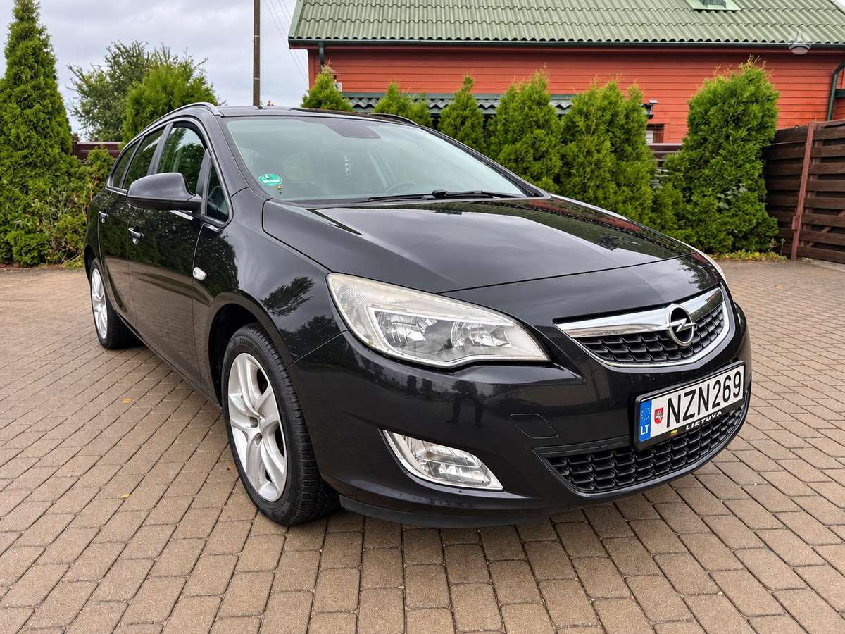 Opel Astra 2012 — вигляд ззаду