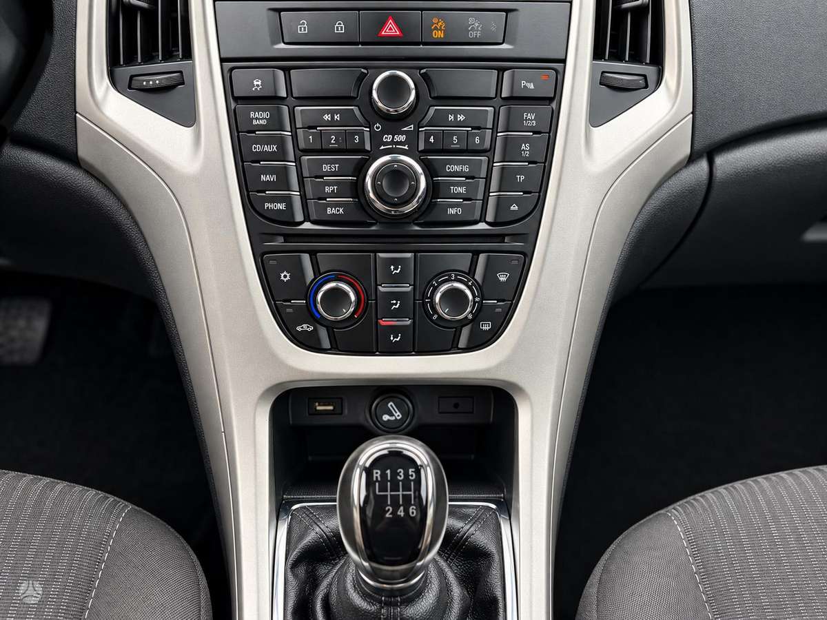 Opel Astra 2012 — фото 20
