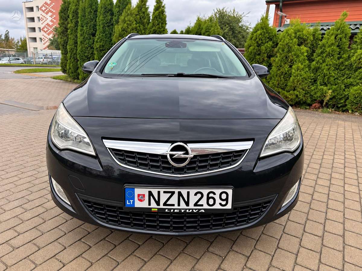 Opel Astra 2012 — салон