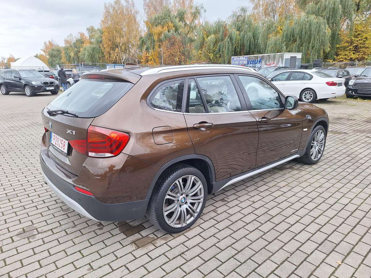 BMW X1 2010 — rear view