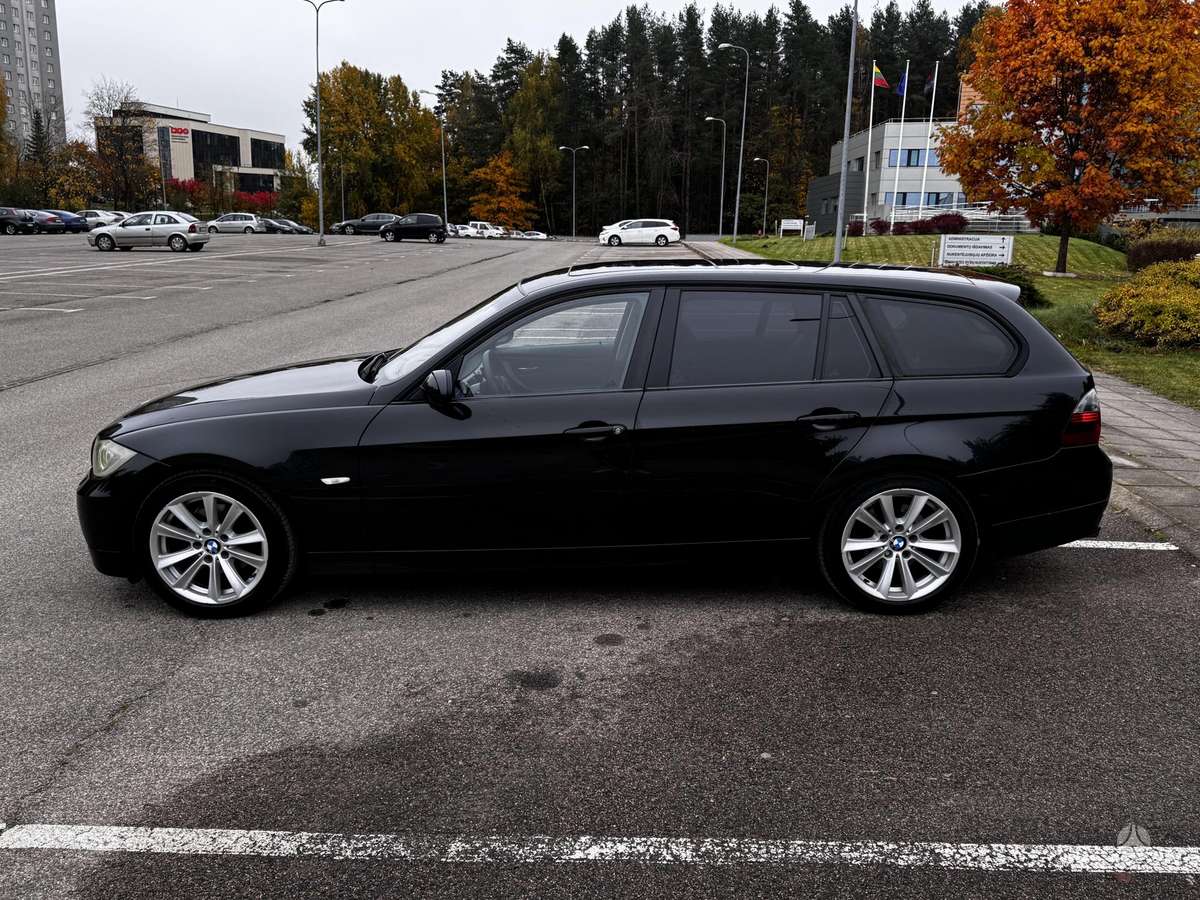 BMW 320 2006 — вигляд ззаду