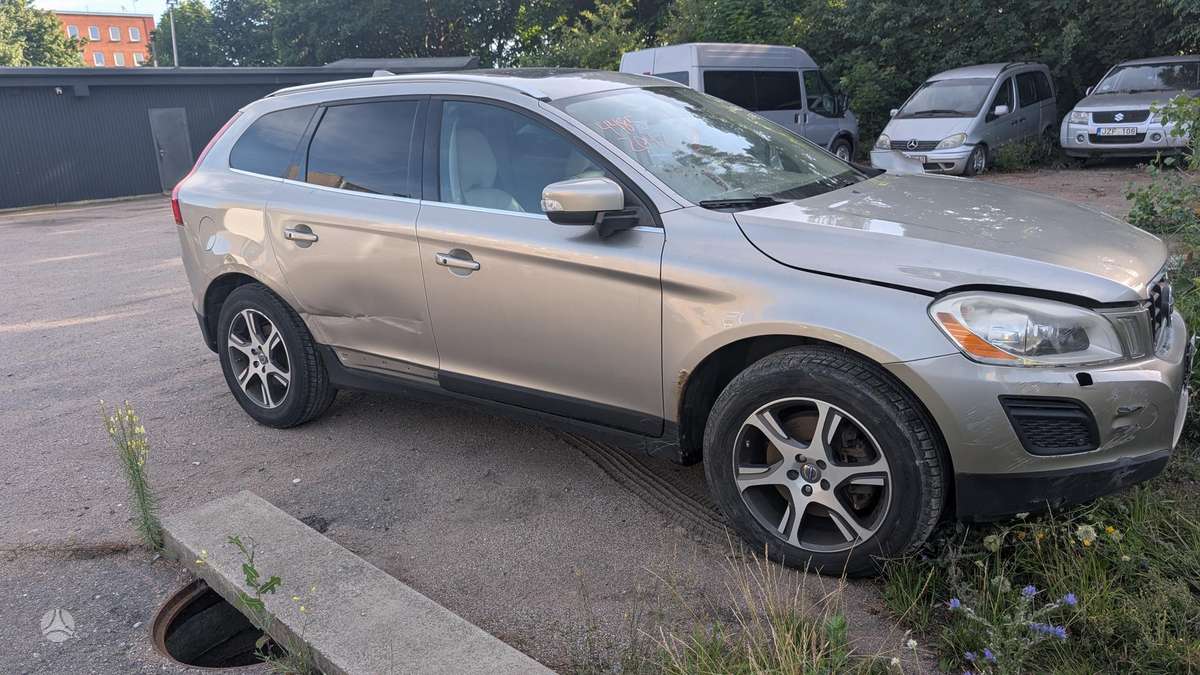 Volvo XC60 2013 — rear view
