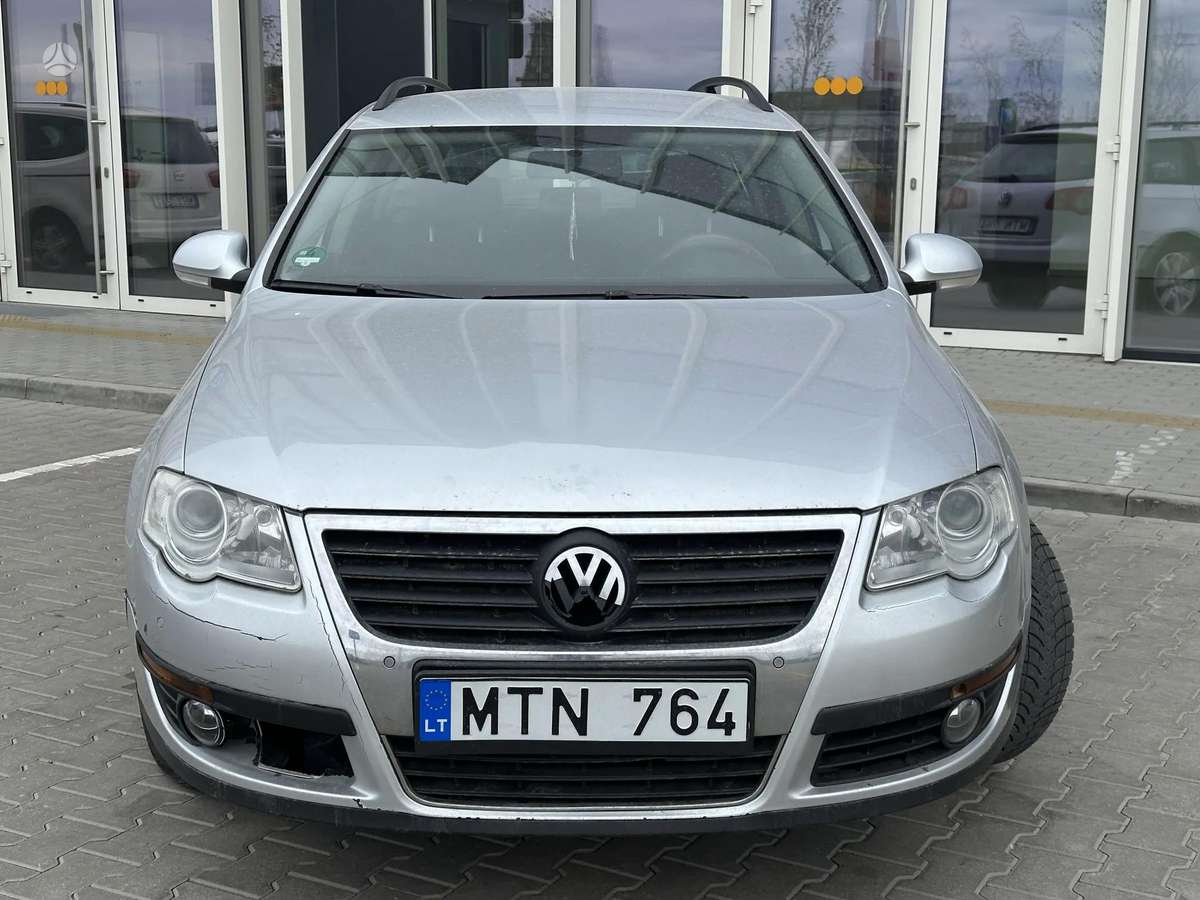 Volkswagen Passat 2010 — rear view