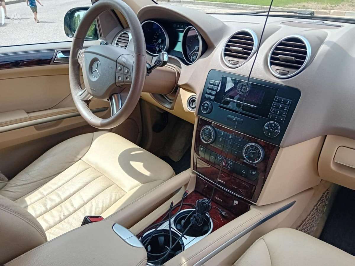 Mercedes-Benz 320 2007 — interior