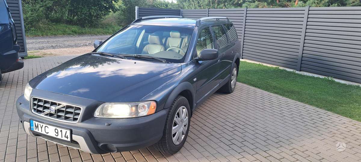 Volvo XC70 2005 — rear view
