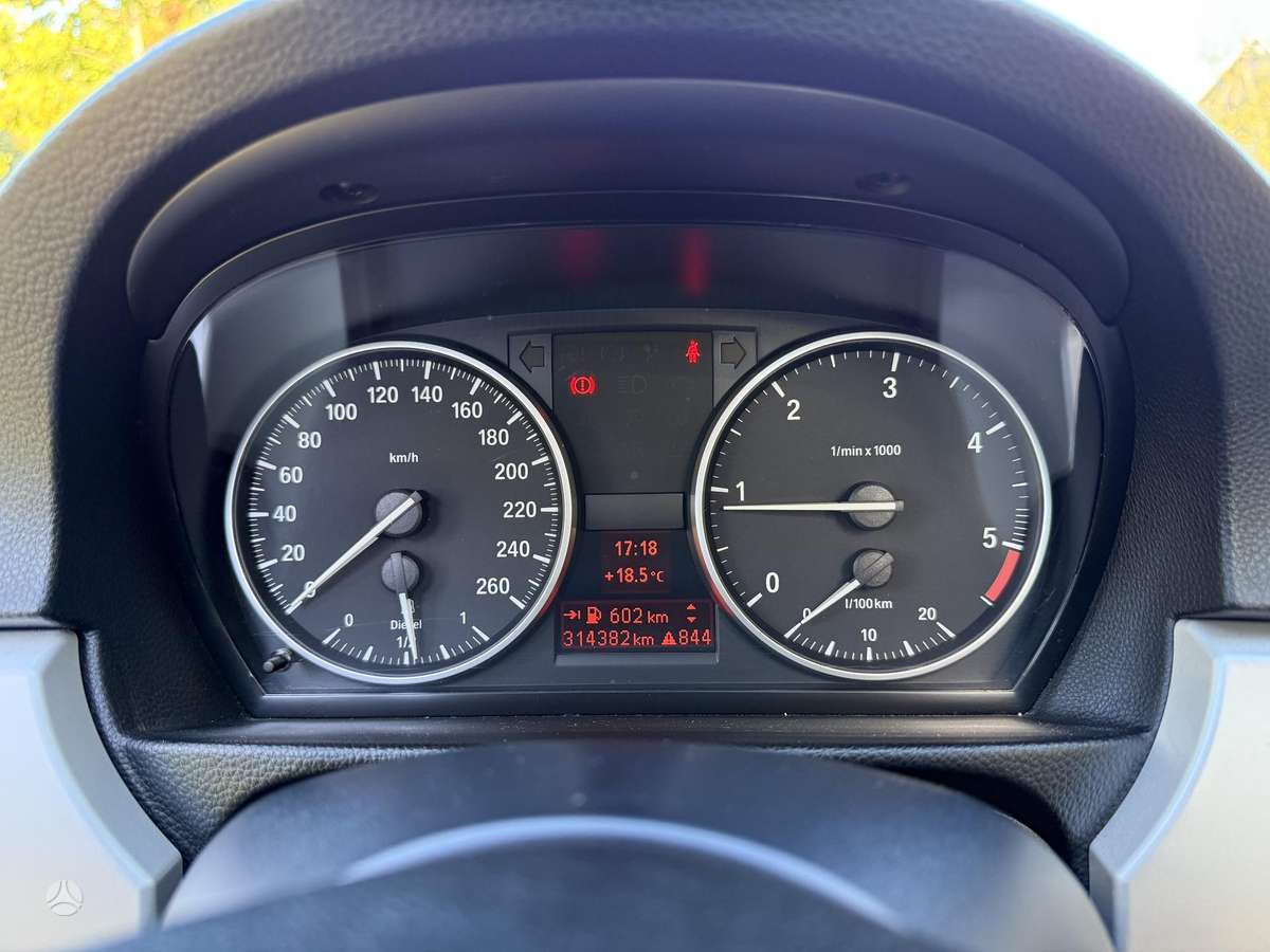 BMW 316 2010 — photo 8