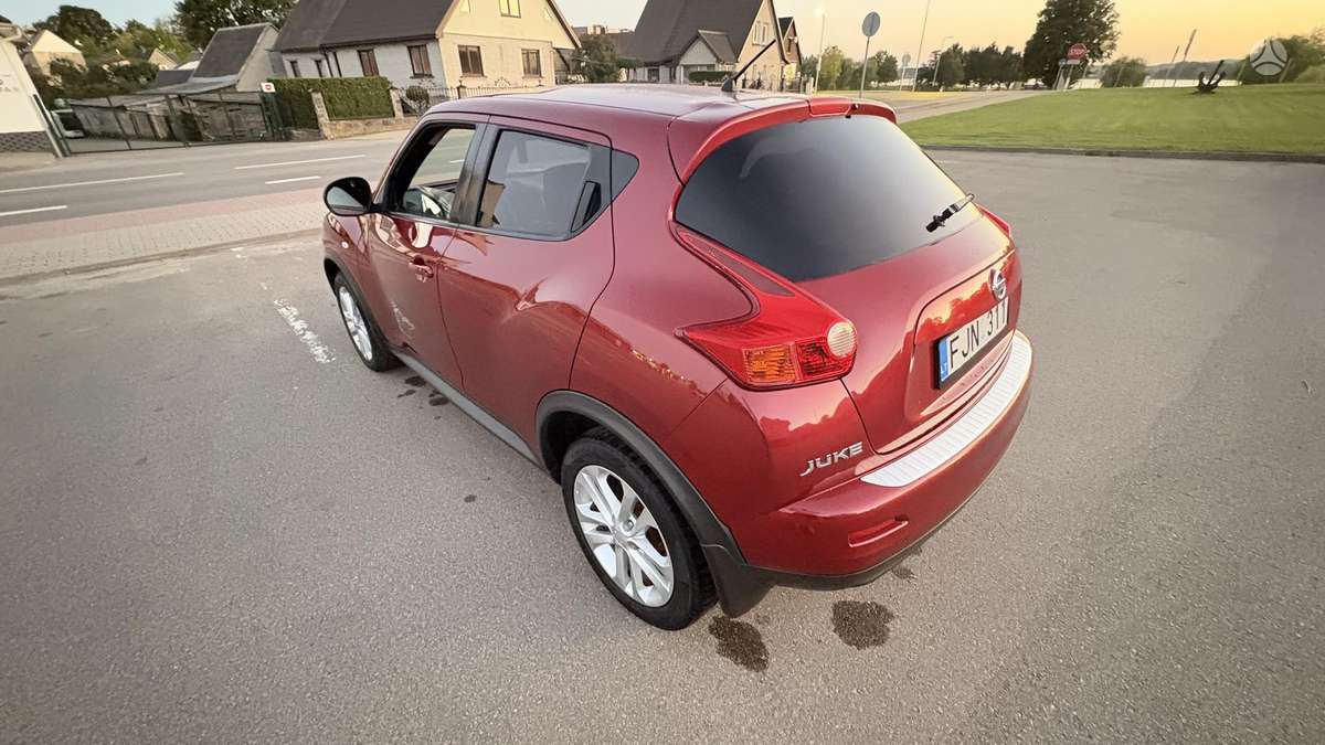 Nissan Juke 2011 — interior