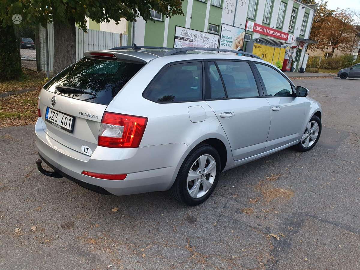 Skoda Octavia 2015 — rear view