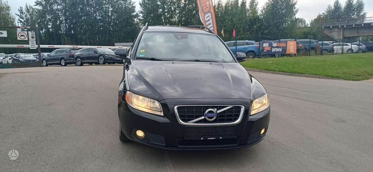 Volvo V70 2013 — rear view