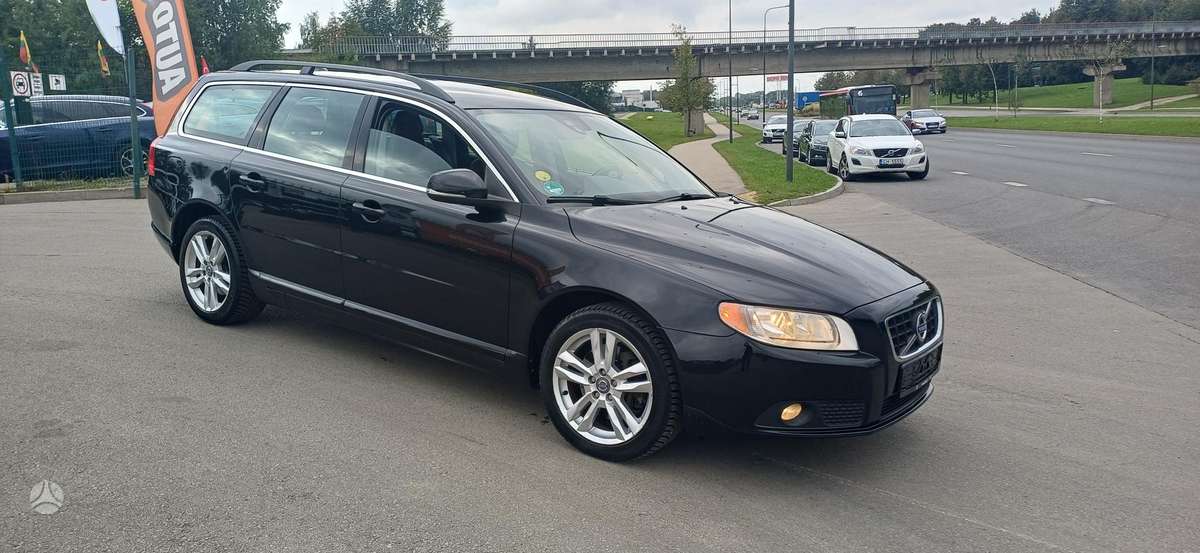 Volvo V70 2013 — interior