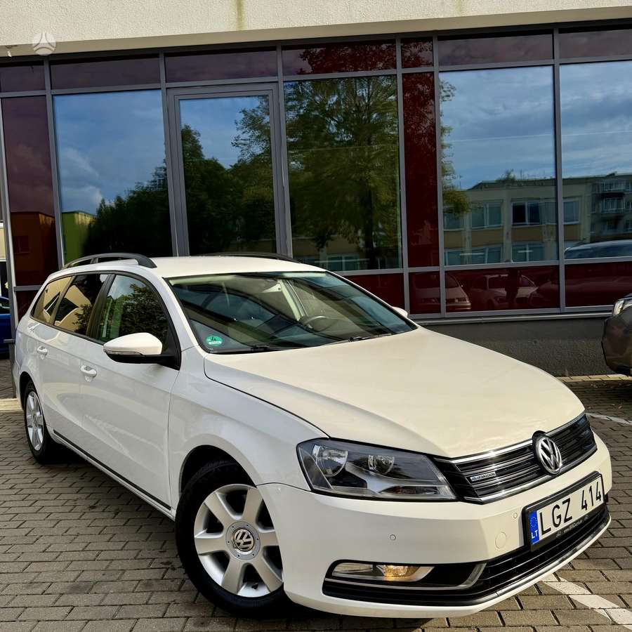 Volkswagen Passat 2012 — вигляд ззаду