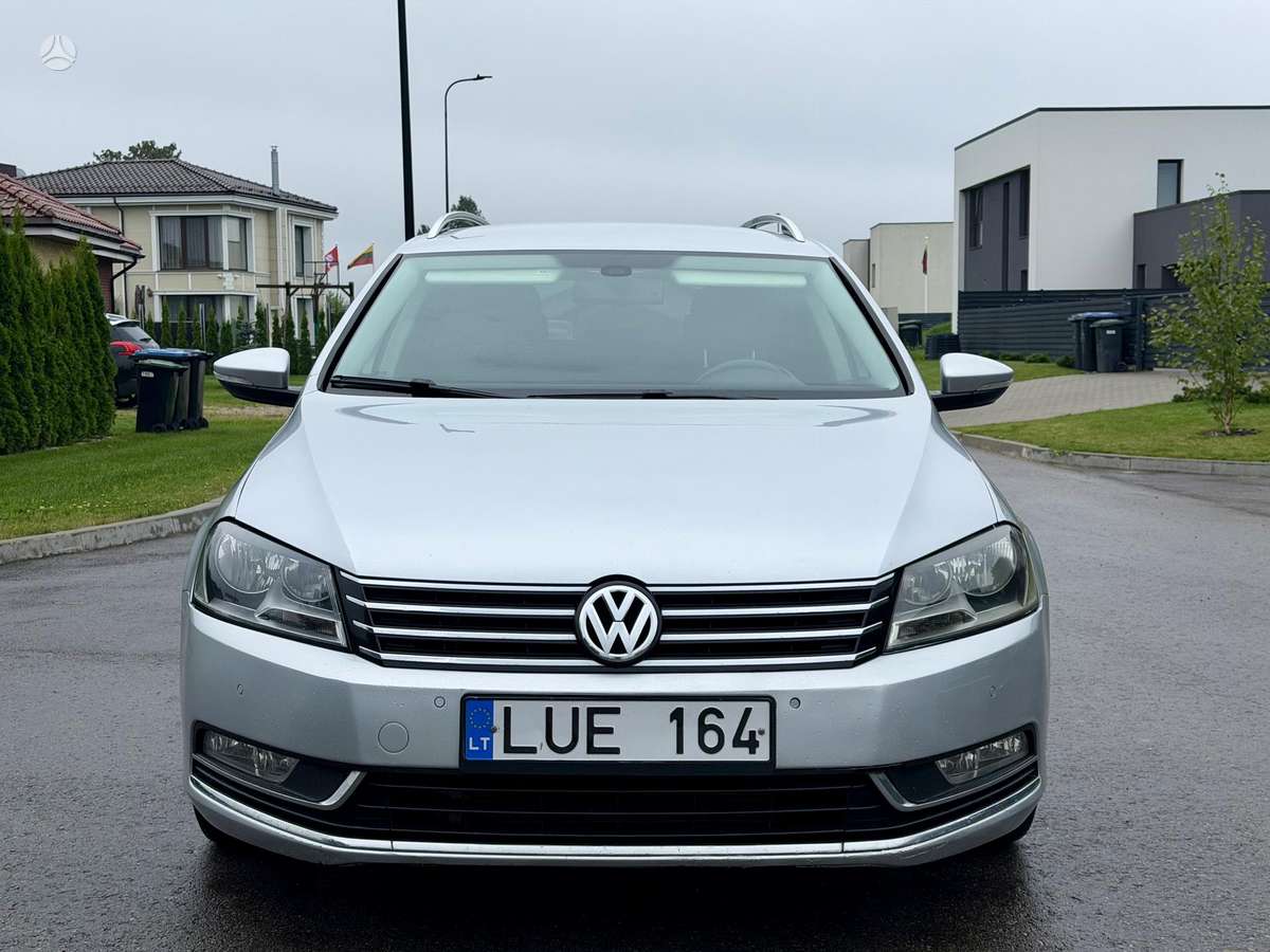 Volkswagen Passat 2011 — rear view