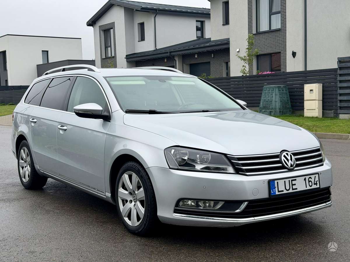 Volkswagen Passat 2011 — interior