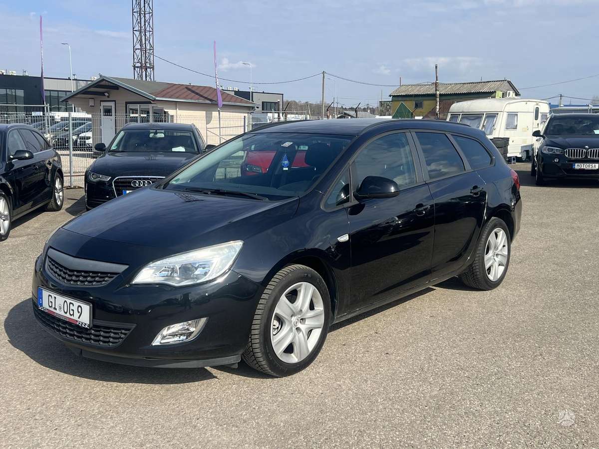 Opel Astra 2011 — photo 10