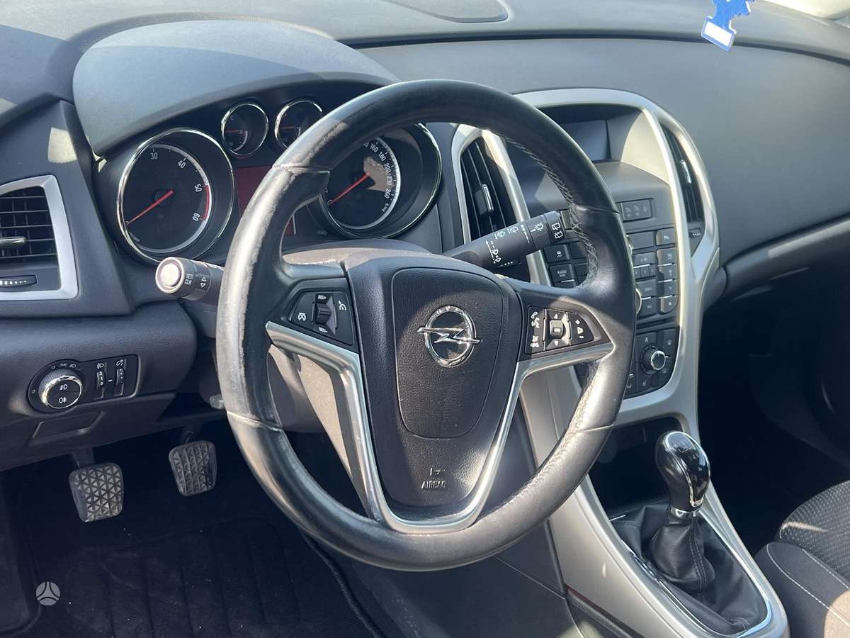 Opel Astra 2011 — photo 11