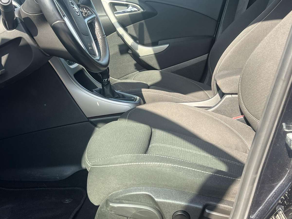 Opel Astra 2011 — photo 12