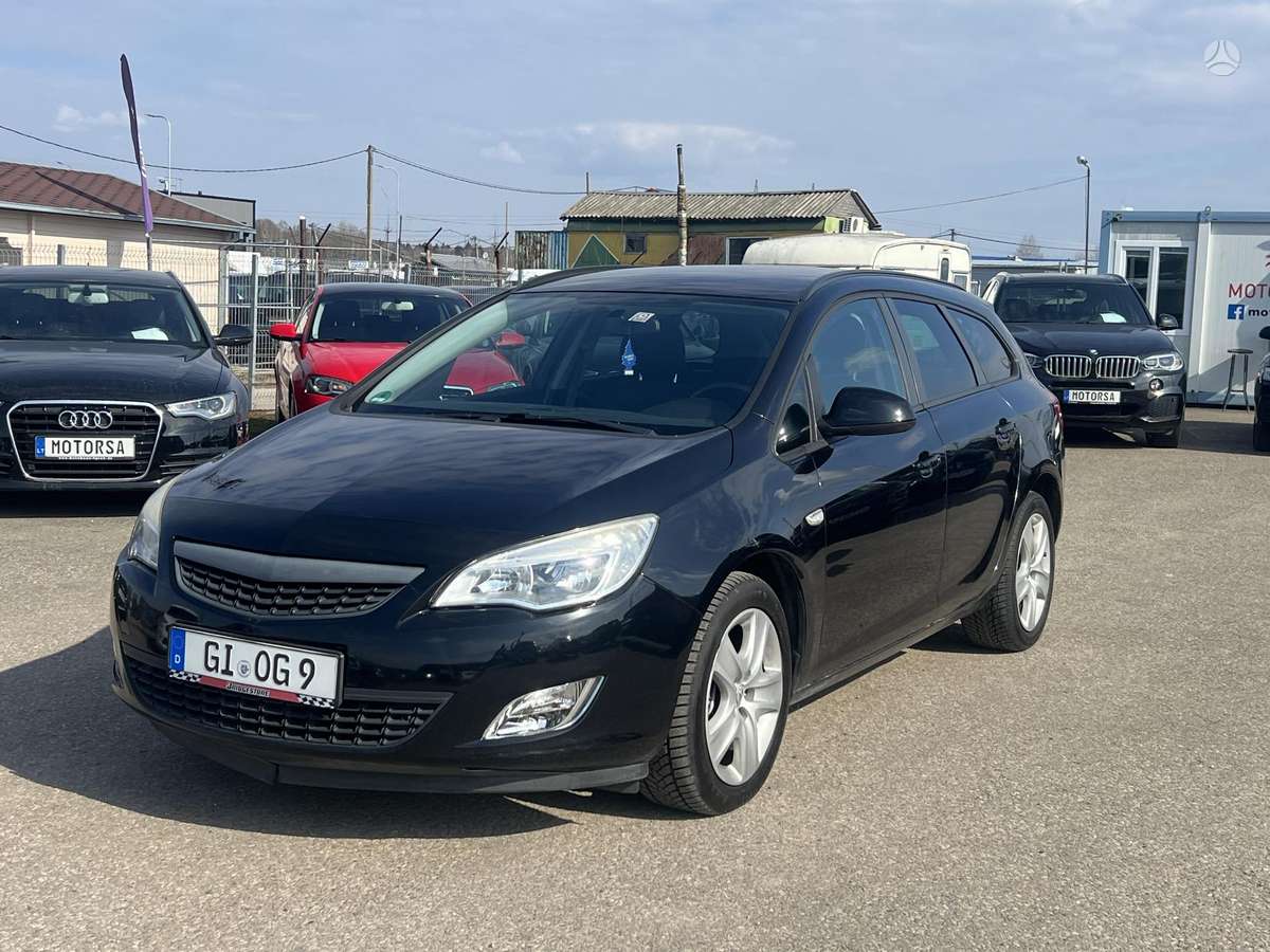 Opel Astra 2011 — rear view